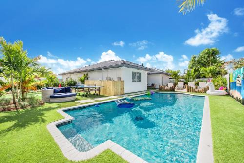 Richmond West House | Grand 6BR Escape Resort Pool, Beach & Mini Golf L09