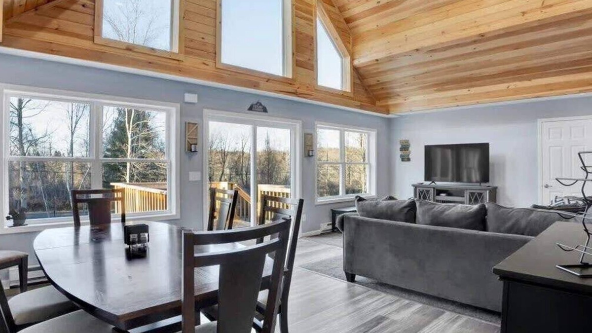Blakeslee House | Grand 7BR Pocono Chalet | Gameroom | Walk to Lake
