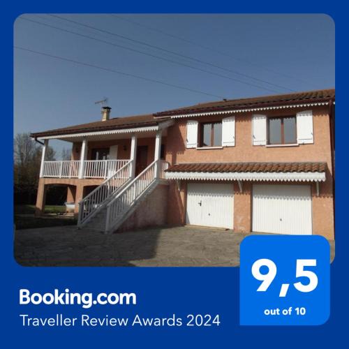 Mionnay Apartment | Grand Appartement avec cheminée dans maison, parking gratuit