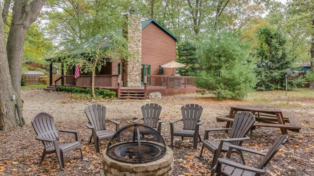 New Buffalo Cottage | Grand Beach Getaway – Hot Tub, Fire Pit & walk to the Lake | Weekend Restoration