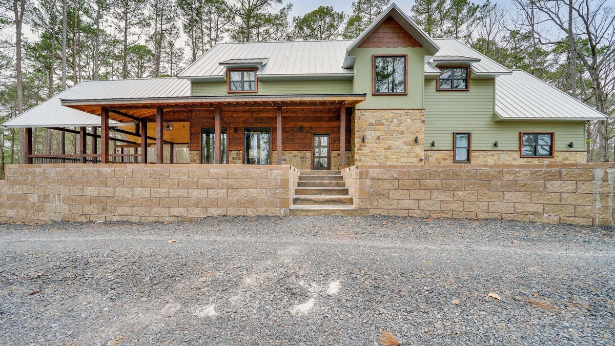 Broken Bow Cabin | Grand Broken Bow Cabin w/Hot Tub & Spacious Deck!
