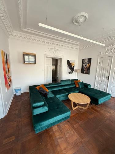 Srodmiescie Apartment | Grand Business Loft Design P-65