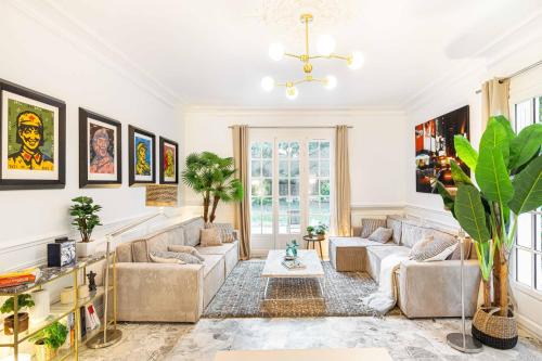 Meudon Apartment | Grand & Classy Apartment with Private Garden, Villa des Ammonites