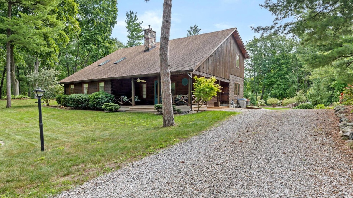 Port Franks House | GRAND, COZY COTTAGE IN PORT FRANKS, ONTARIO. OUTDOOR SPA. PET-FRIENDLY!