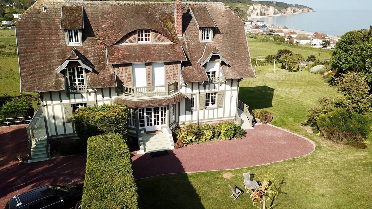 Pourville-sur-Mer Apartment | Grand Duplex *, Sea View, 5 bedrooms, linen provided, private garden