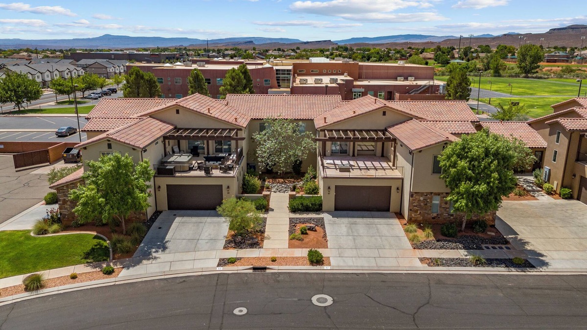 Santa Clara House | Grand Elite Retreat - 2 side by side units, sleeps 62+ Fall Break Availability!