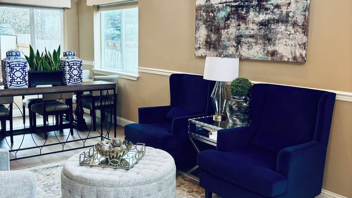Beaverton House | Grand Entryway Vaulted ceiling near Nike Intel 7 beds w/10% Discount for 7 Days