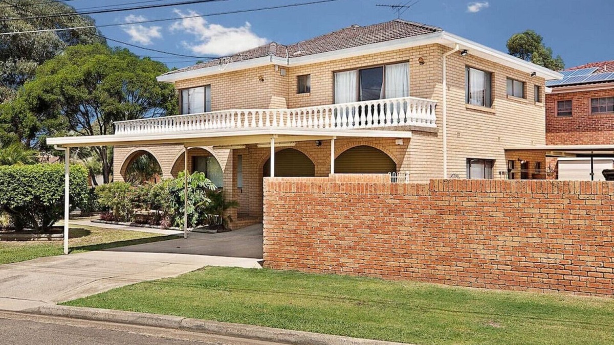 Liverpool House | Grand Family Group Holiday House Free Parking