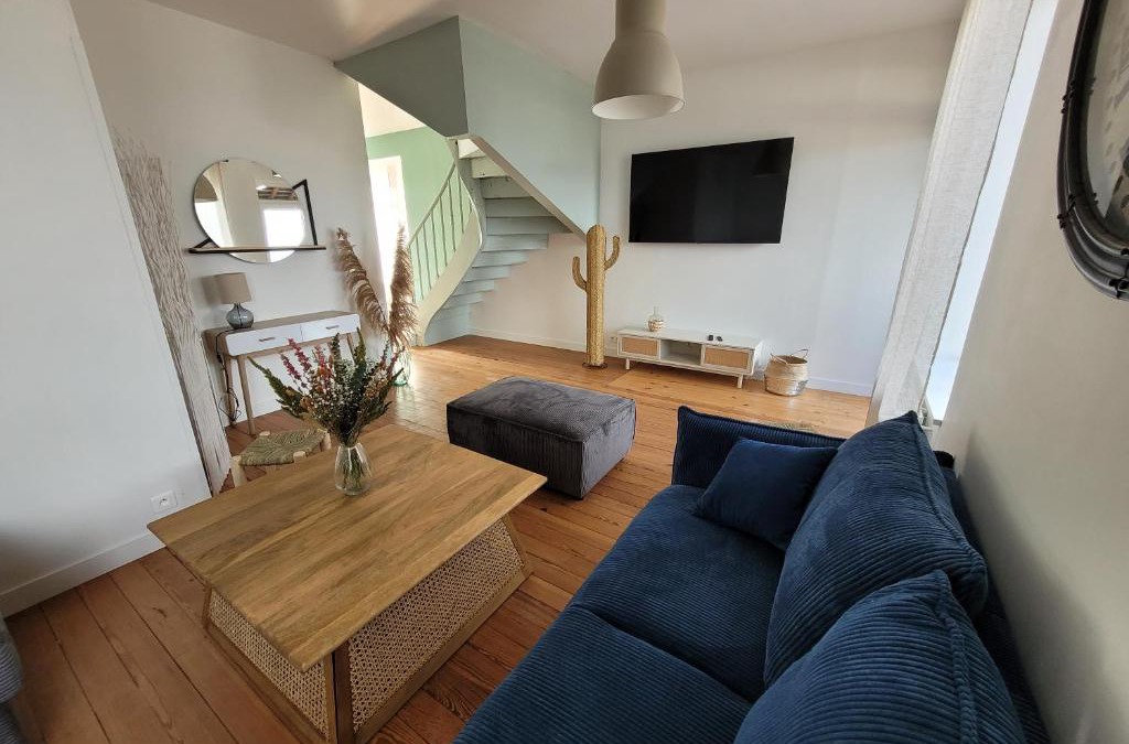 Villedieu-les-Poeles House | Grand gîte citadin avec SPA, billard, babyfoot