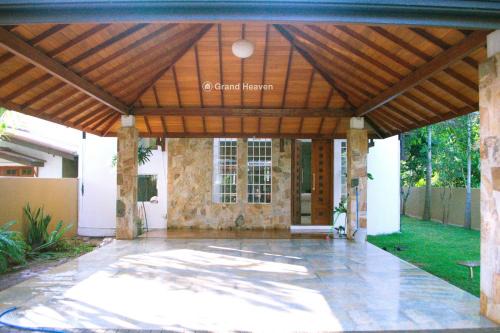 Yatinuwara Bed & Breakfast | Grand Haven Luxury Villa