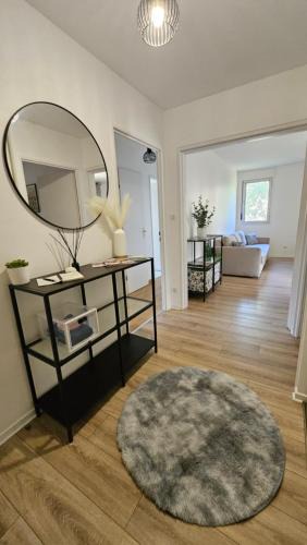 Bourroches Apartment | Grand havre de paix avec balcon & verdure