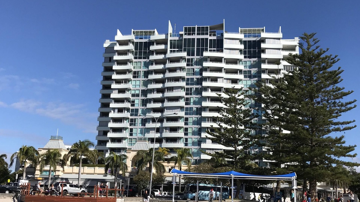 Labrador Apartment | Grand Hotel Apartment One min walk to beach/Charis Seafoods Childrens Lagoon.