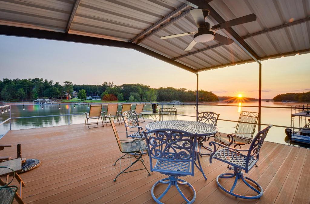 Hartwell House | Grand Lakefront Home in Hartwell with Game Room!