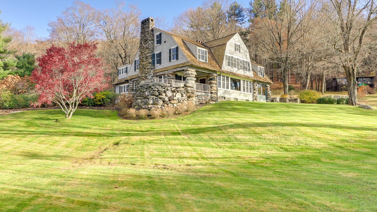 New Preston House | Grand Lakefront Home in Warren w/Expansive Patio!
