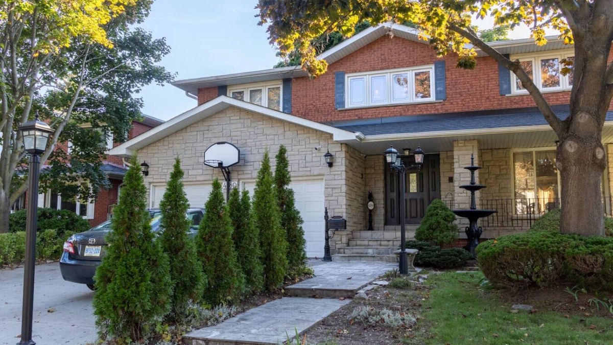 Mississauga House | Grand Mansion with Private Bar
