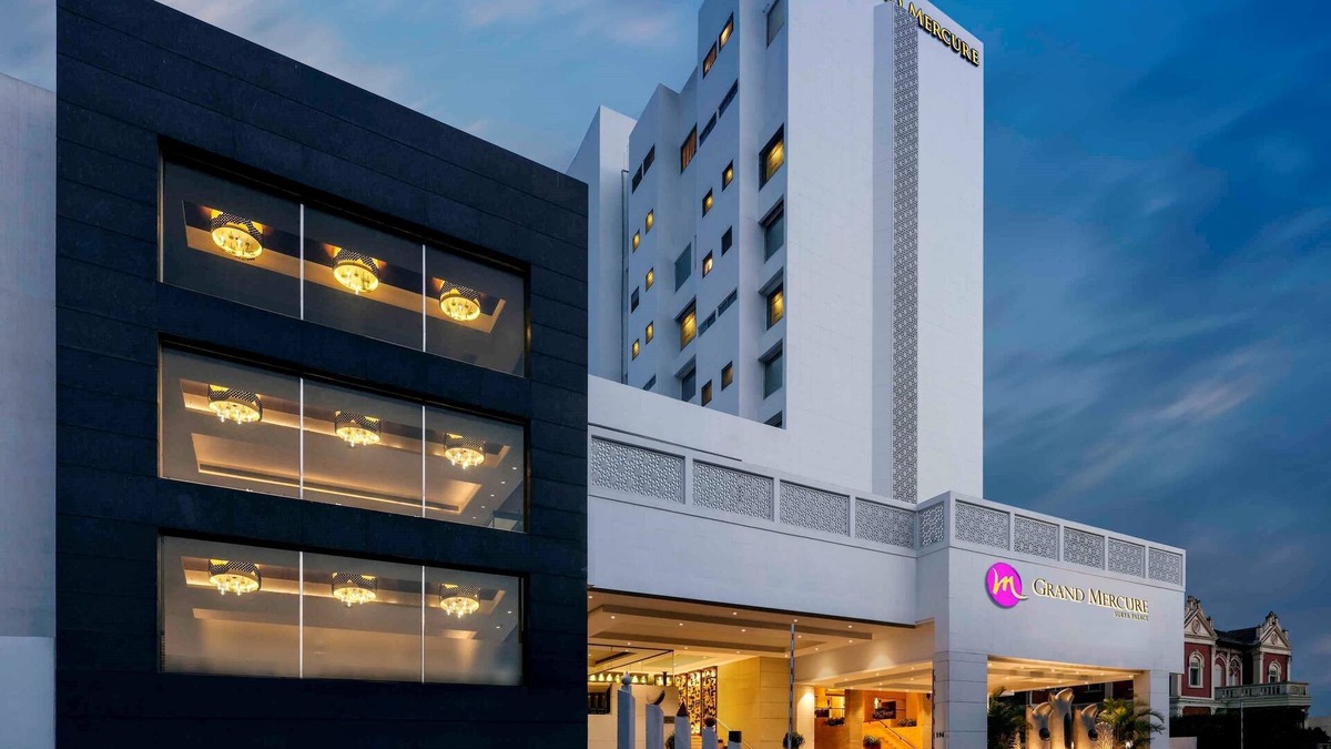 Sayajiganj Hotel | Grand Mercure Vadodara Surya Palace Hotel