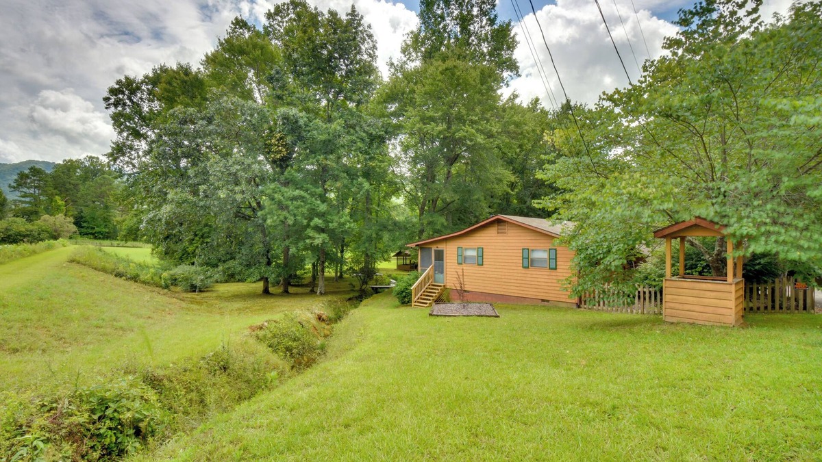 Murphy Cottage | Grand Murphy Cabin w/Fire Pit & Game Room!