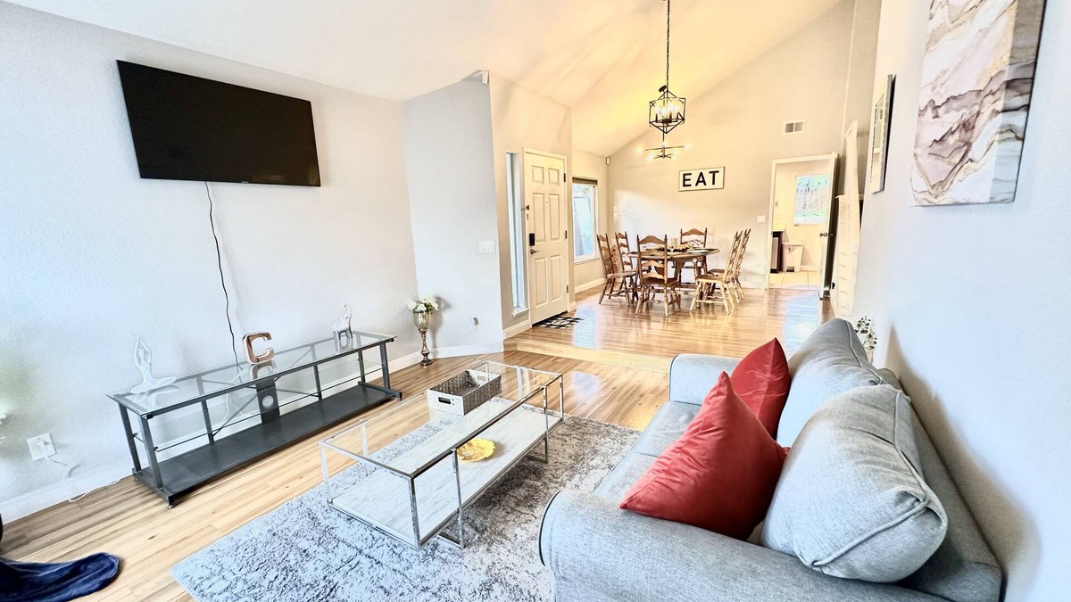 East San Jose House | Grand New-3BR/3BTH, SJC DwnTwn/Airport/PrivateYard