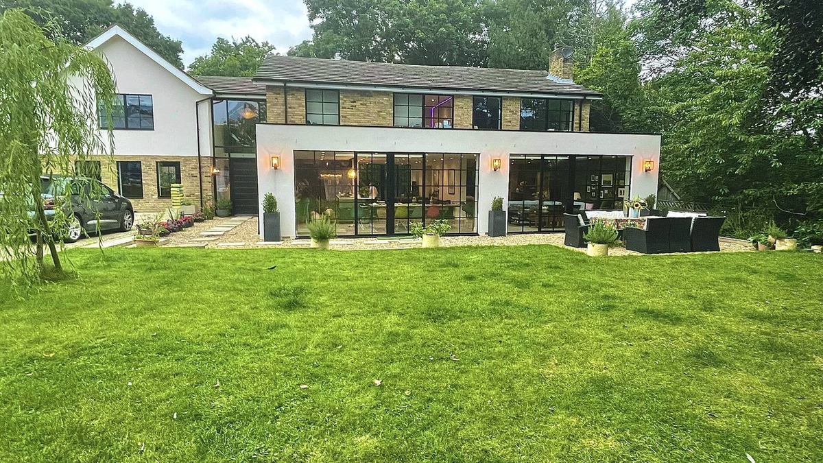 Coombe Hill House | Grand open plan modern home with heaps of light, and close to London