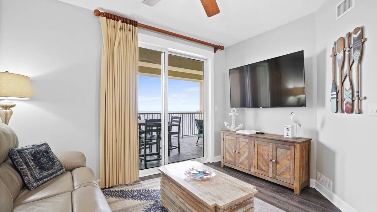 Panama City Beach Condo | Grand Panama 2007! Direct Gulf Front Nicely decorated, large balcony, sleeps 6