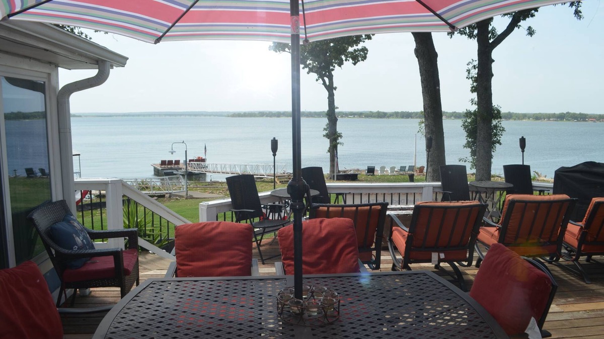 Grove House | GRAND PANORAMIC RETREAT, 6 BR, 3 BA, 300' Lakefront, Hot Tub, Dock & Launch! NEW