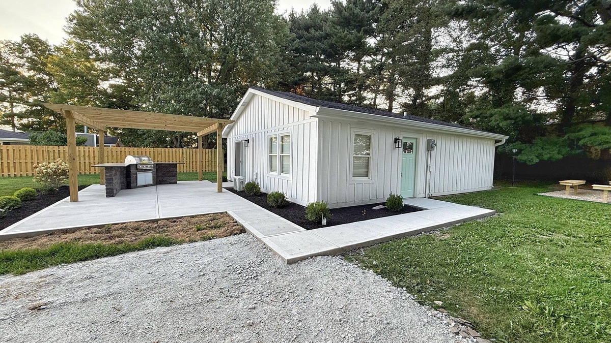 Westfield House | Grand Park Cottage - sleeps 12 steps from Grand Park