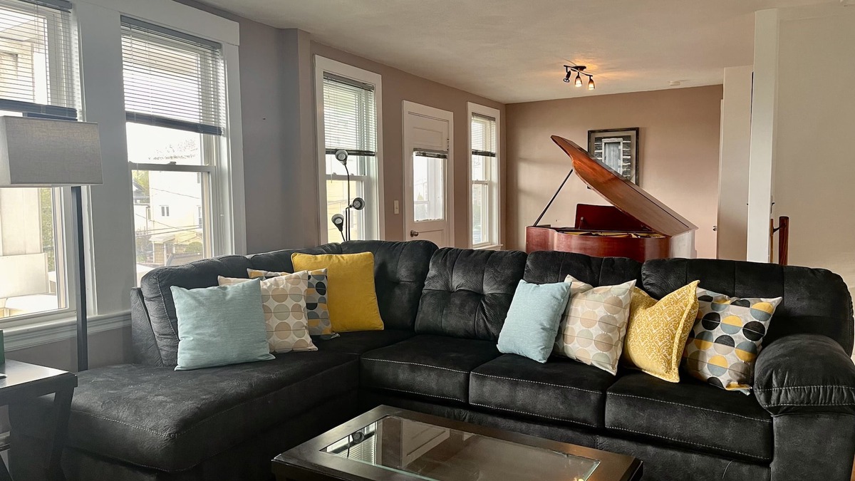 Medford House | Grand piano Apt near T station towards downtown Boston, TD Garden and Hospitals.