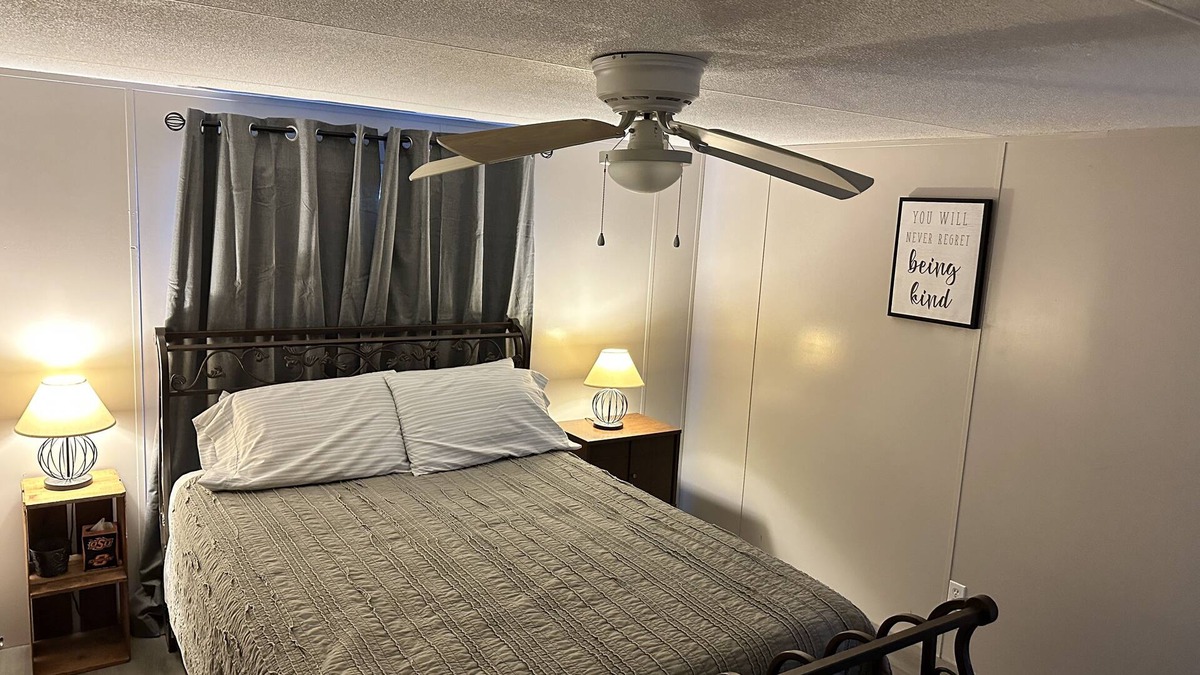 Cleora House | Grand Relaxing! 2 min walk to docks & restaurant with patio & bar!