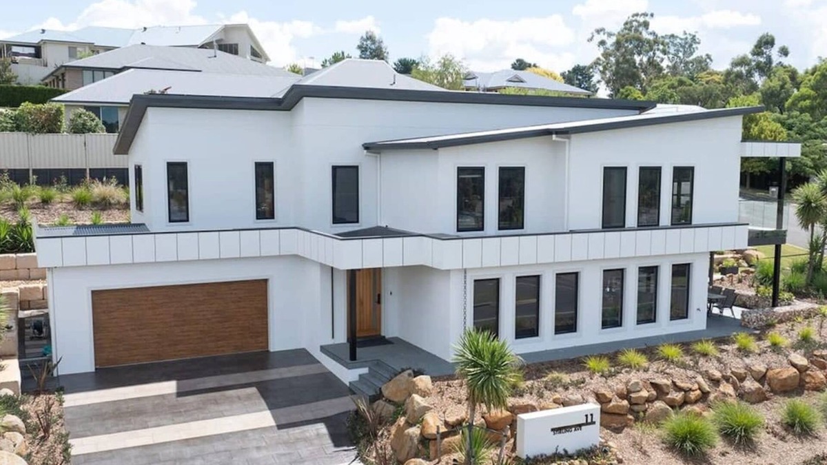 Calare House | Grand Stirling - Elite Escape, Unparalleled Luxury