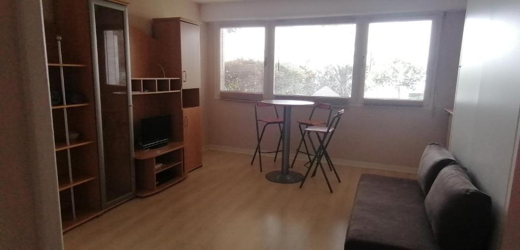 Hopital Saint-Louis Apartment | Grand studio Canal St Martin Paris 1 lit double