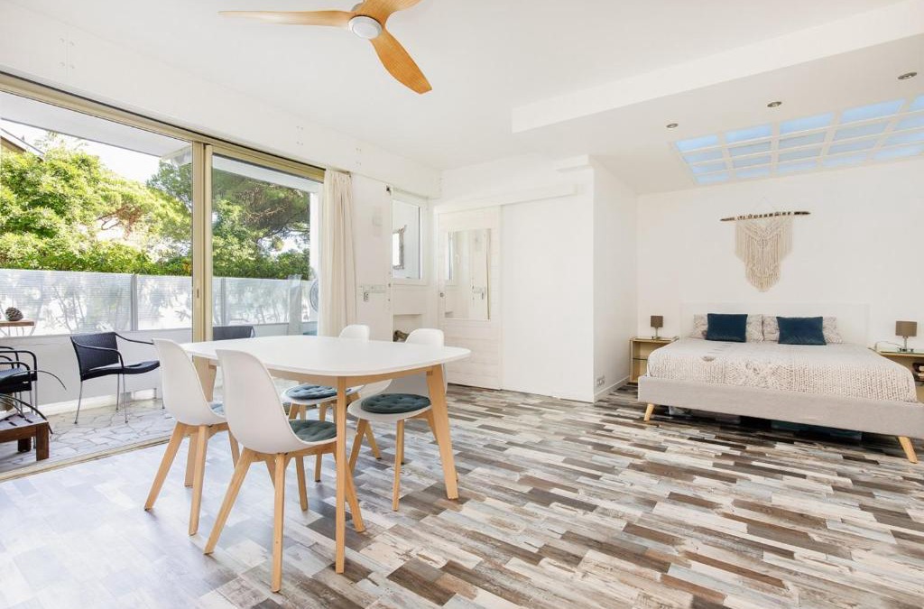 Golfe Juan Apartment | Grand Studio neuf face port et plage, parking privé