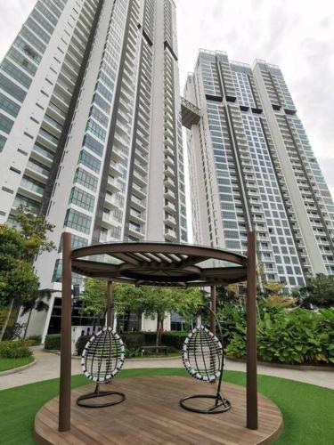 Masai Apartment | Grand Suites 4BR 12Pax Gathering First Choice WIFI NETFLIX! 60"TV By STAY