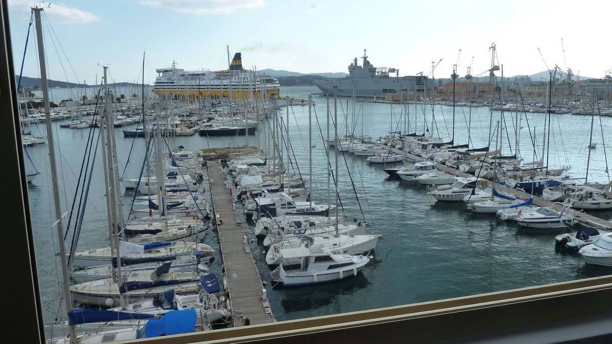 Old Town Apartment | Grand T1 Design of the port of Toulon. Magnificent views of the sea.