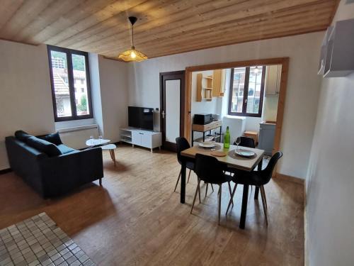 Moutiers Apartment | Grand T2 avec balcon - proche centre historique