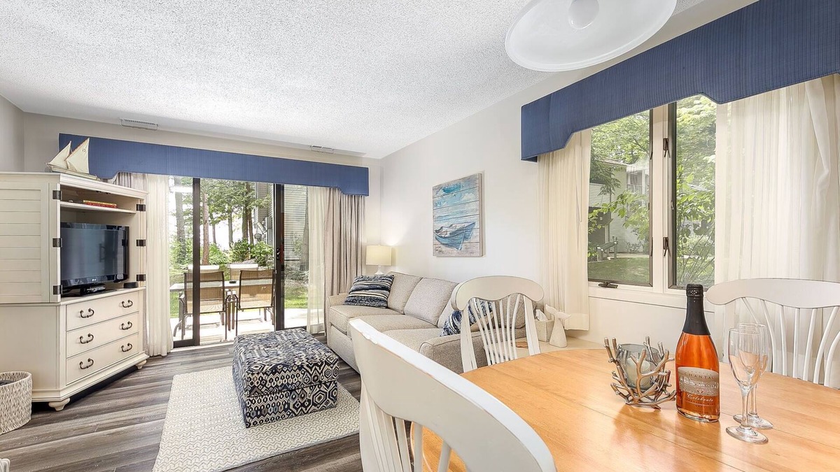Williamsburg Condo | 🏖️ Grand Traverse Bay Lake View Condo ➠ 5682
