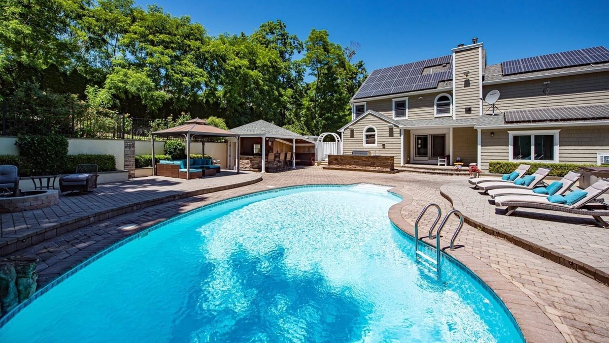 East Shoreham House | Grand Villa: Resort Style,Heated Pool,Sauna,Gym,Basketball Court