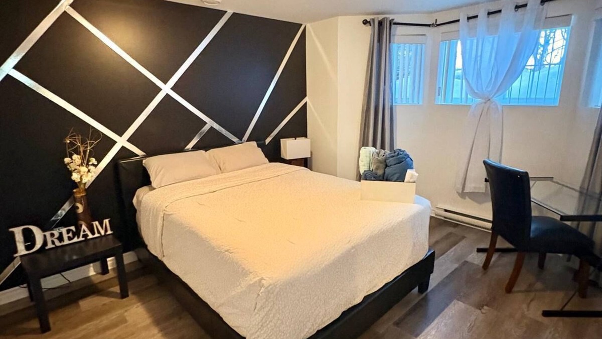 Laval House | Grande chambre confortable à Laval