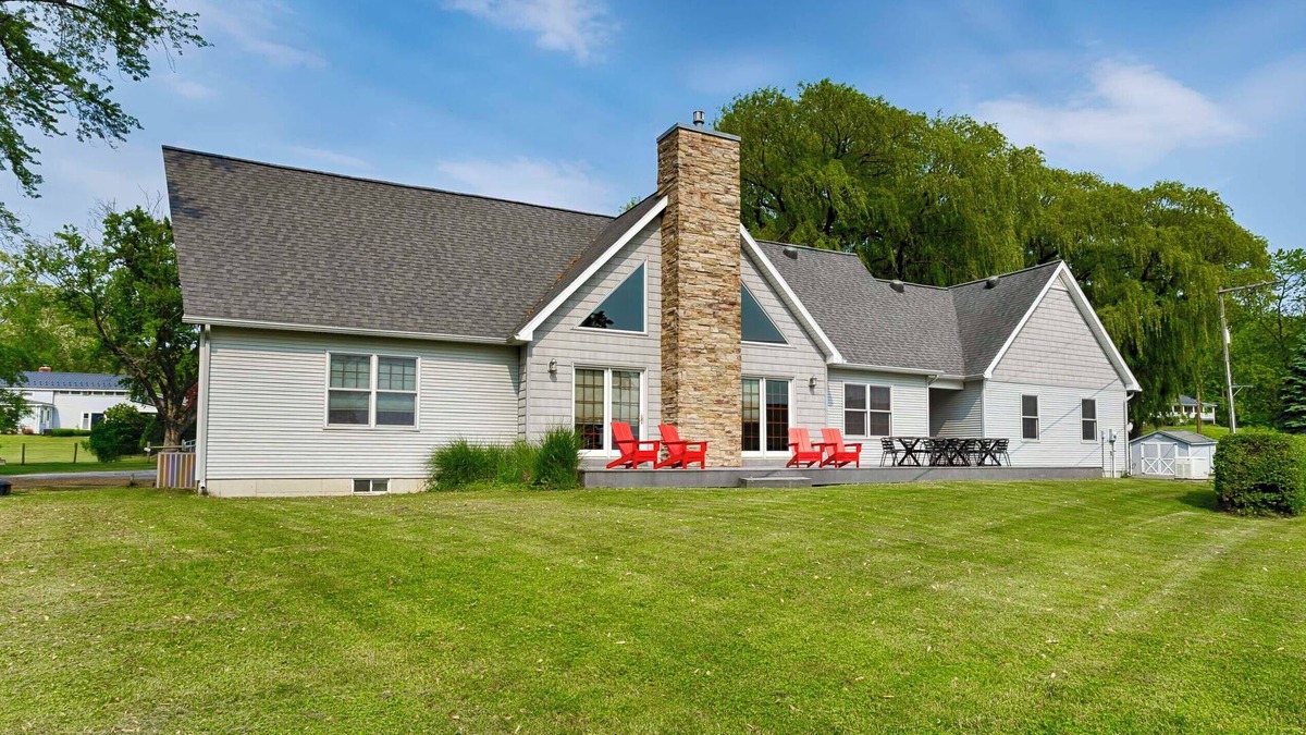 Lodi House | Grande Dame - She is big and beautiful! Perfect for your next lakeside group getaway!