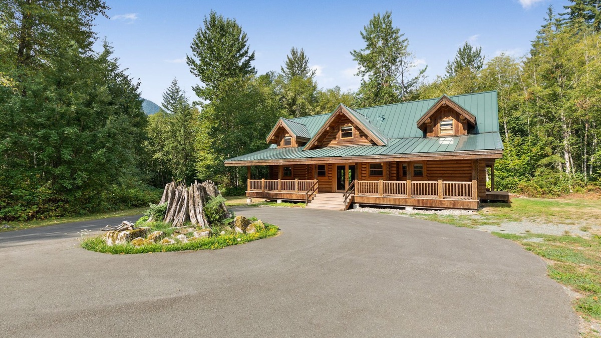 Skykomish Cabin | Grande Lodge: luxurious log home on 6+ acres w/hot tub near hikes & more!