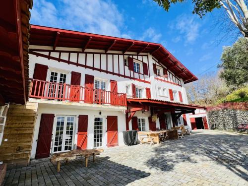 Hasparren Villa | Grande maison basque 14 pers, piscine, salle de jeux, internet, borne recharge - FR-1-495-132