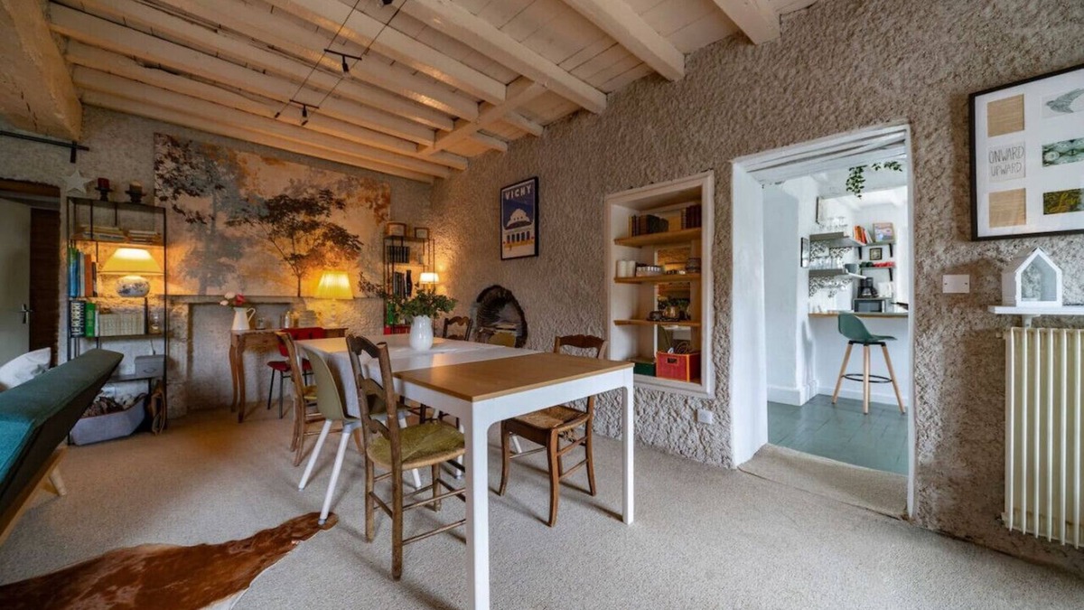Creuzier-le-Neuf Cottage | Grande Maison design, terrasse, jardin, parking