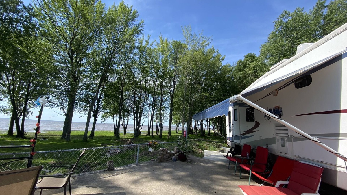 Mauricie House | Grande Roulotte Luxe Cardinal Devant le Fleuve St-laurent