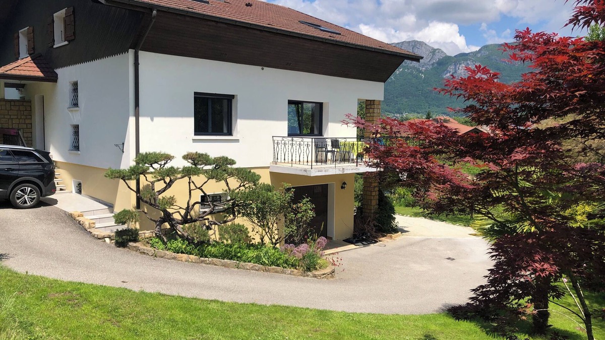 Sevrier House | Grande Villa Rénovée à 2 pas du Lac, Parking et Jeux