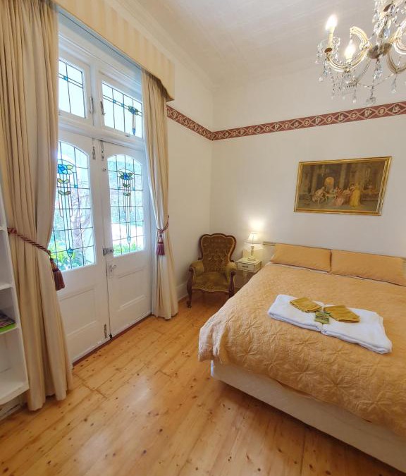 Glenroy House | Grandhome Melbourne Airport & Shops