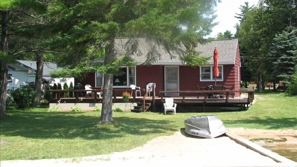 Indian River Cottage | Grandma's Cozy Sunset Cottage on Mullett Lake