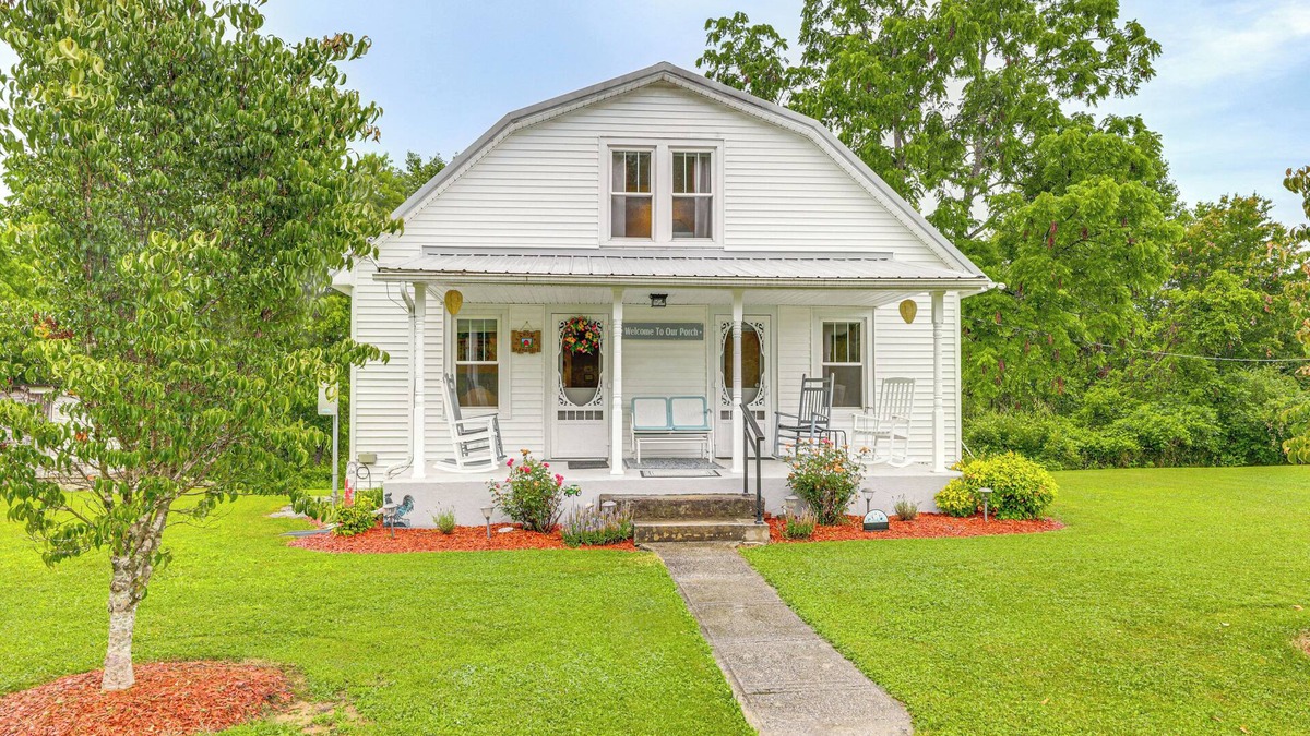 Primrose House | 'Grandma's Farm House' on 125 Acres w/Fire Pit!