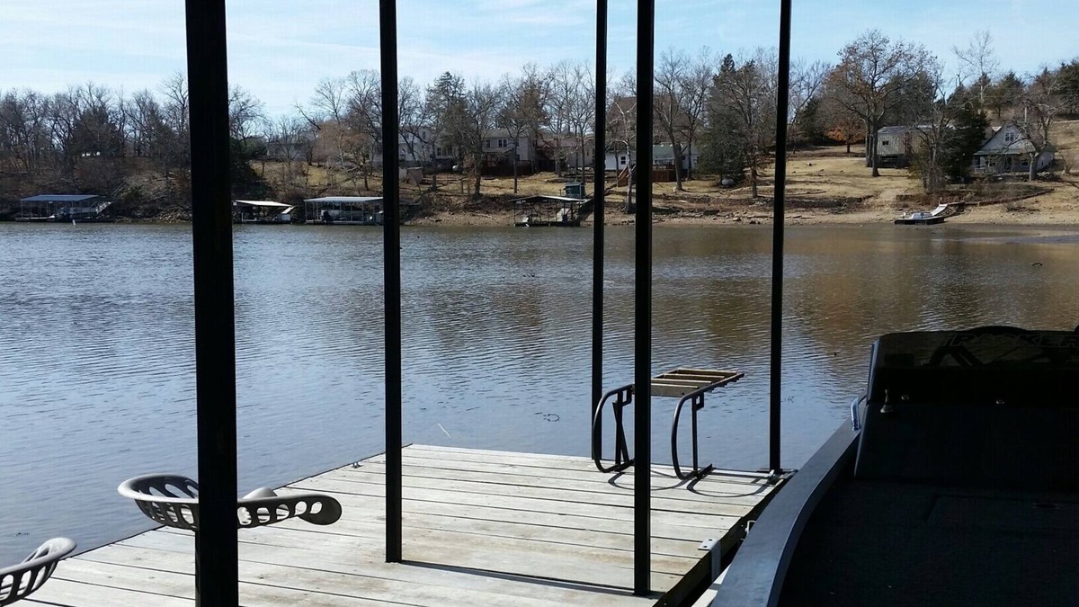 Warsaw House | GRANDMA'S GET-A-WAY (Water Front property) WIFI. Private covered one bay dock.