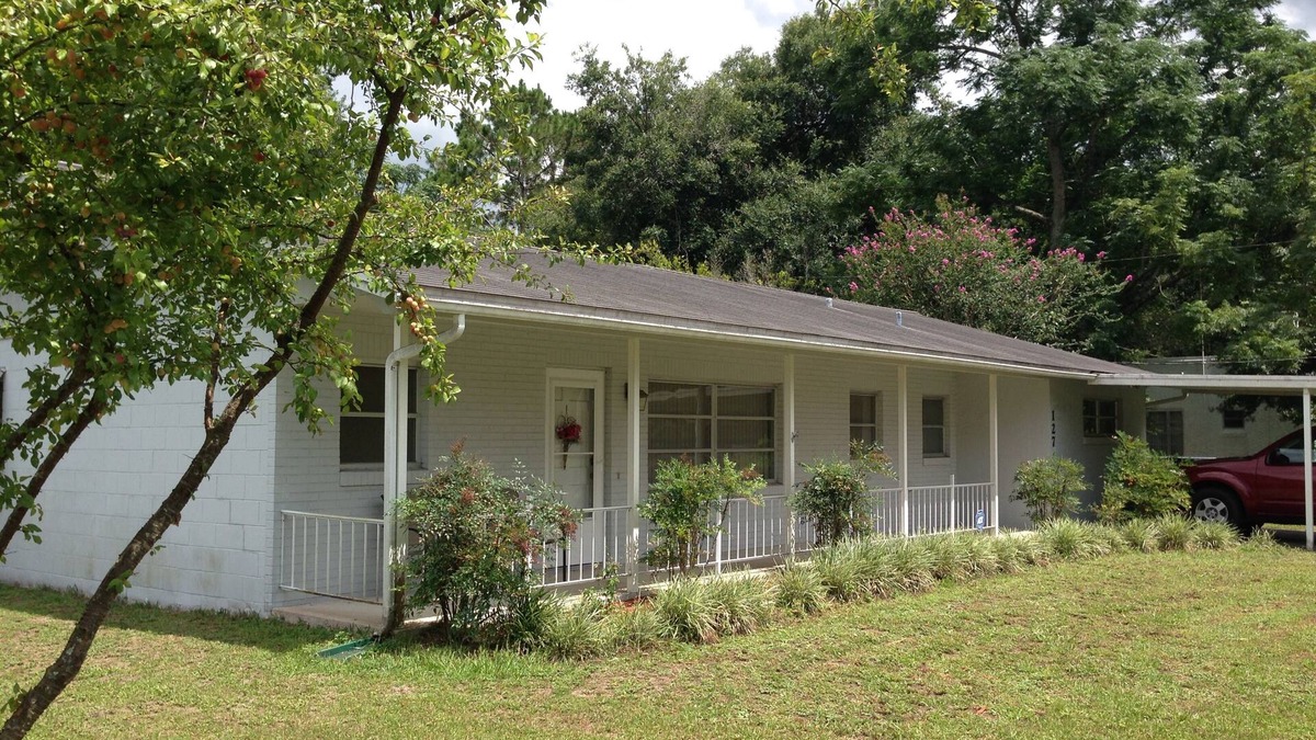 Lasburys Sunset Terrace House | Grandma's Place Large Comfortable Private Home Fenced Backyard Covered Parking