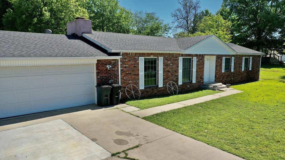 Hoyt House | Grandma's Place - Perfect for get togethers, backyard grilling, & close to water