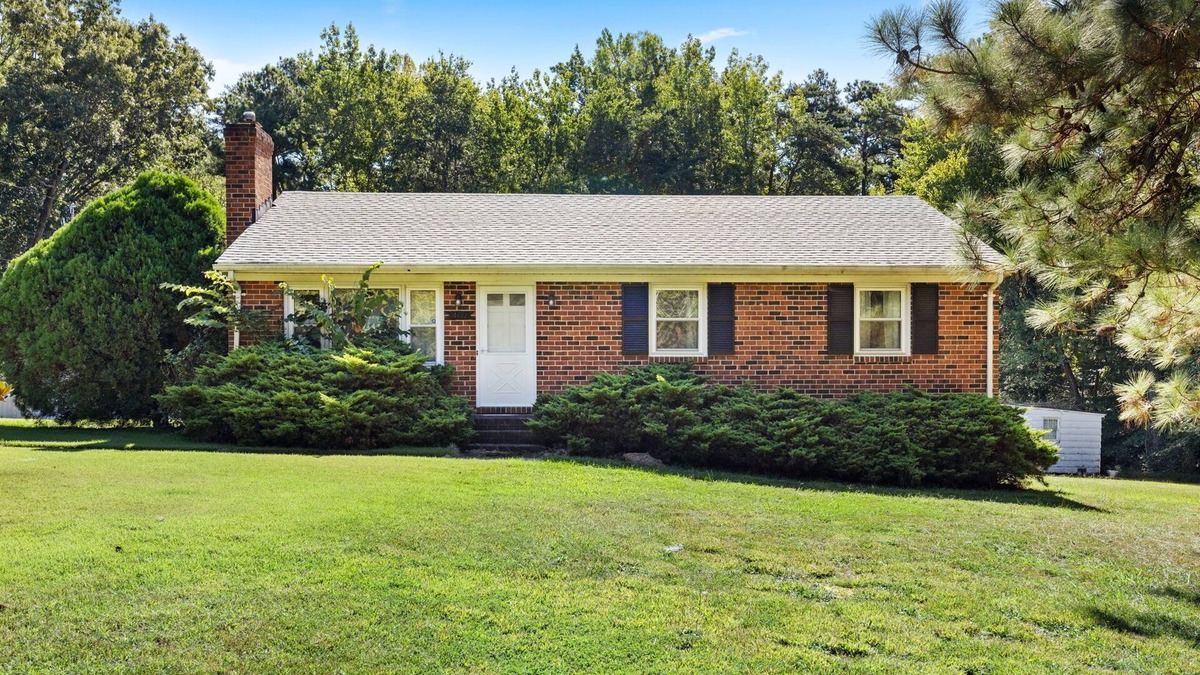 Moseley House | Grandmother's house on 2 sprawling acres in Moseley, VA is waiting for you!